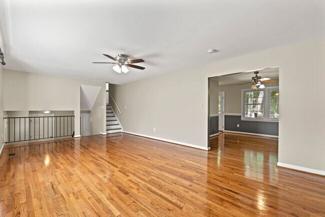Foto del edificio - STUNNING FOUR BEDROOM DERWOOD HOME IS IMME...