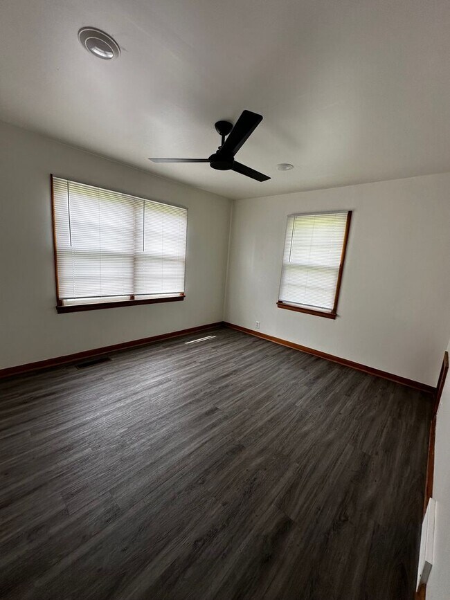 Foto del edificio - Residence or Office on Corner Lot!