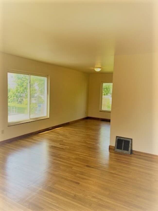 Building Photo - 2 Bedroom Duplex For Rent!