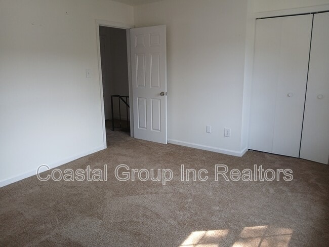 Building Photo - 2241 Sedgewick Dr