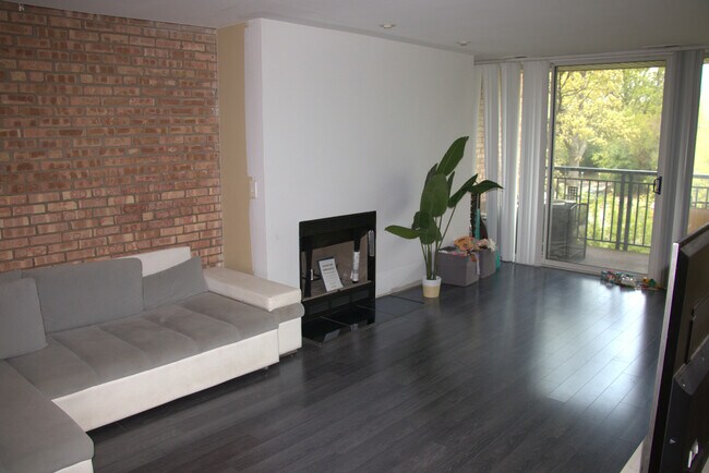 Foto del edificio - 6000 Oakwood Dr