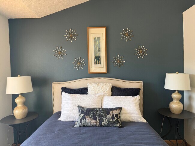 Foto del edificio - Just off Main Townhomes