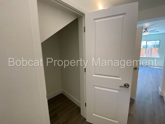 Building Photo - 465 Dublin St