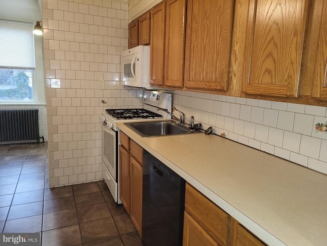 Building Photo - 208 W 28th St