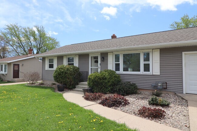 Foto del edificio - Charming 3 Bedroom Neenah Home with fenced...