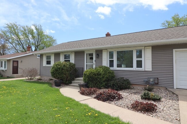 Building Photo - Charming 3 Bedroom Neenah Home with fenced yard