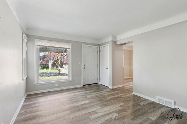 Foto del edificio - $1300 3 bedroom bungalow