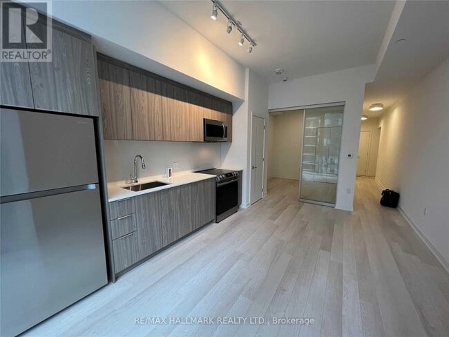 Building Photo - 357 King St W