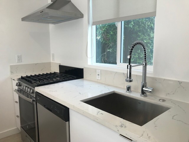 cocina, una estufa, un lavaplatos, un fregadero grande - 5732 Aldama St