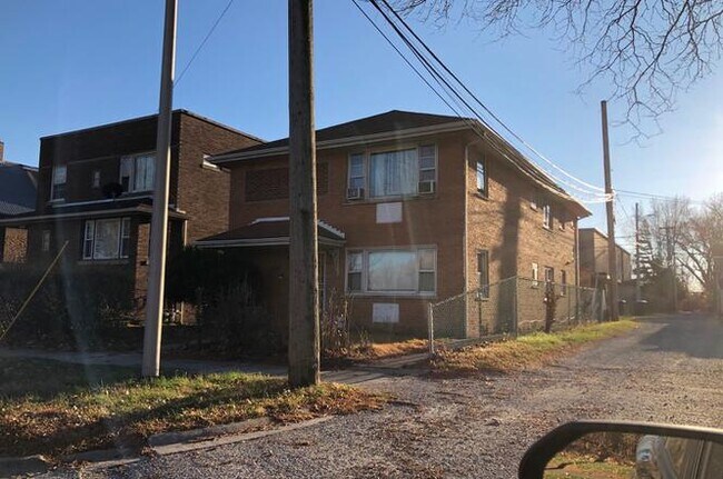 Building Photo - 13910 S Chippewa Ave