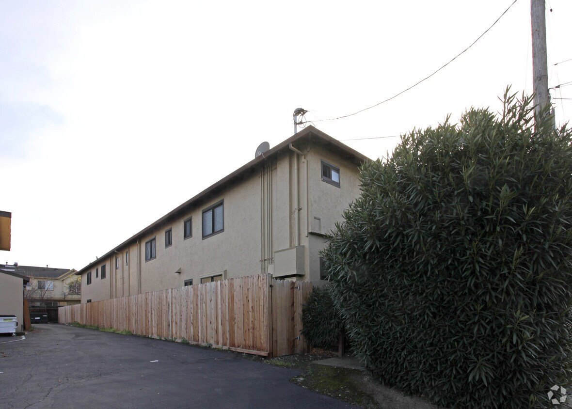 Building Photo - 4261 Davis St