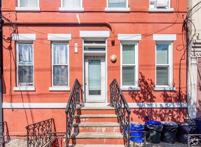 Entrada - 320 Madison St