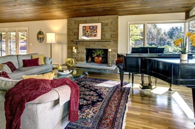 Foto del edificio - Clyde Hill Mid-Cetntury Modern Home