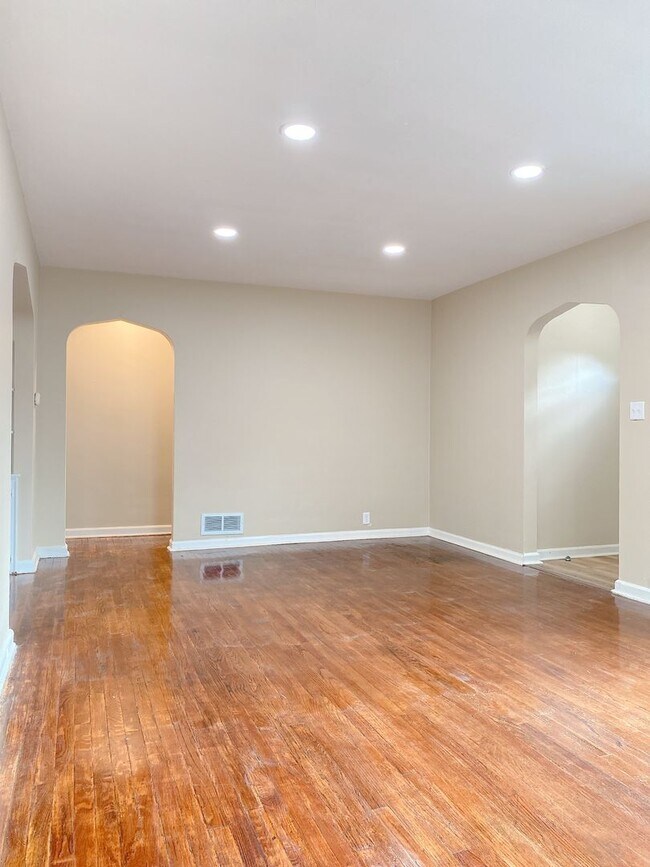 Foto del edificio - Beautifully updated 5 bed 2 bath house $2200 *MOVE IN SPECIAL*