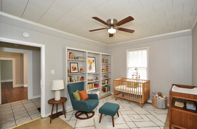 Building Photo - 525 53rd St Ens