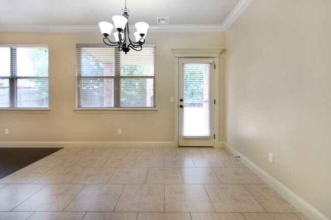 Foto del edificio - Wonderful 3 bed + bonus, 2.5 bath, & 3 car in Edmond