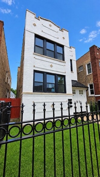 Building Photo - 3225 N Kenneth Ave