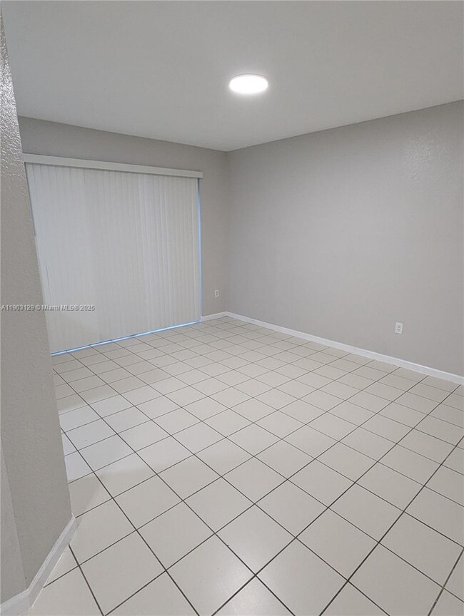 Building Photo - 1413 SE 24th Ct