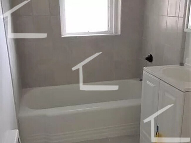 Foto del edificio - Nice, large 1 bed near the Green Line and Boston University.