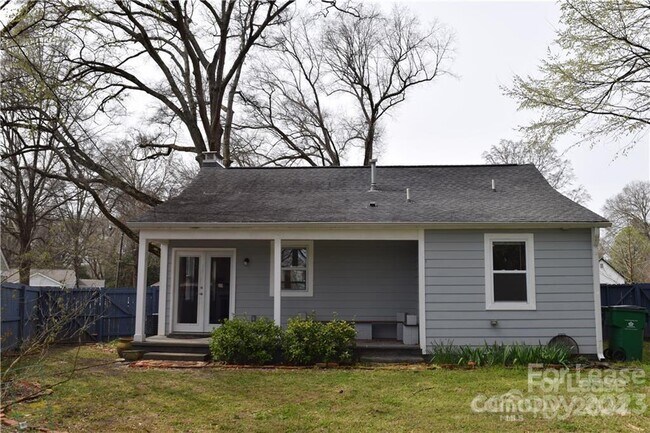 Foto del edificio - 1221 Meadow Ln