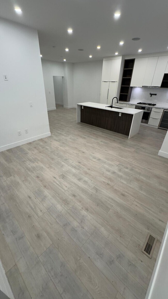 Photo du bâtiment - 35706 Marshall Rd