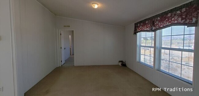 Foto del edificio - 4 + 2 in Littlerock, CA on 2.5 acres!!!