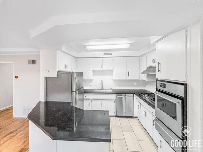 Foto del edificio - Stunning 2BD/2BA W/ Updated Kitchen, A/C, and Reserved Parking in La Mesa!