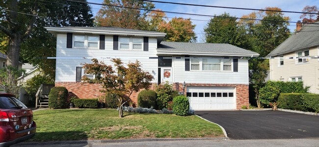 Building Photo - 40 Temple St