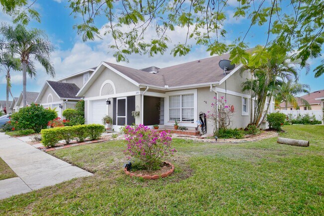 Building Photo - Gorgeous 3/2 Spacious Townhome with 1 Car ...