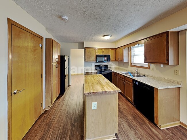 Building Photo - 105 Elmwood St