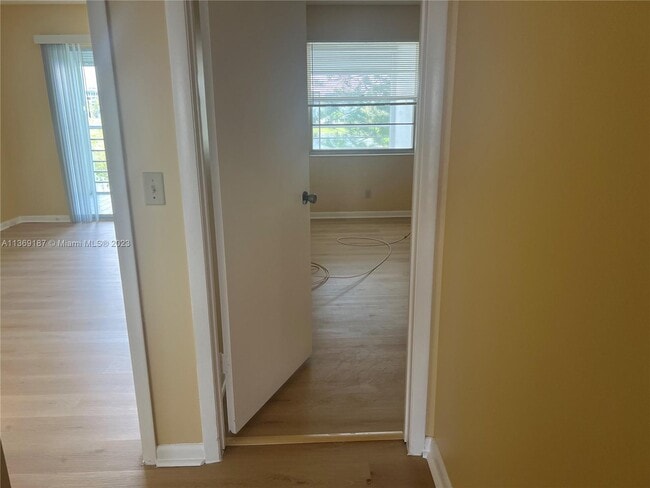 Building Photo - 3003 Hythe A