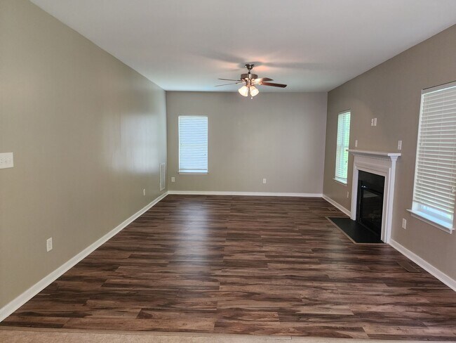 Foto del edificio - Beautiful Spacious Home in Huntington Place!