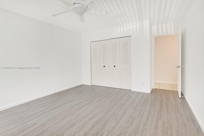 Foto del edificio - 311 W Laurel Dr