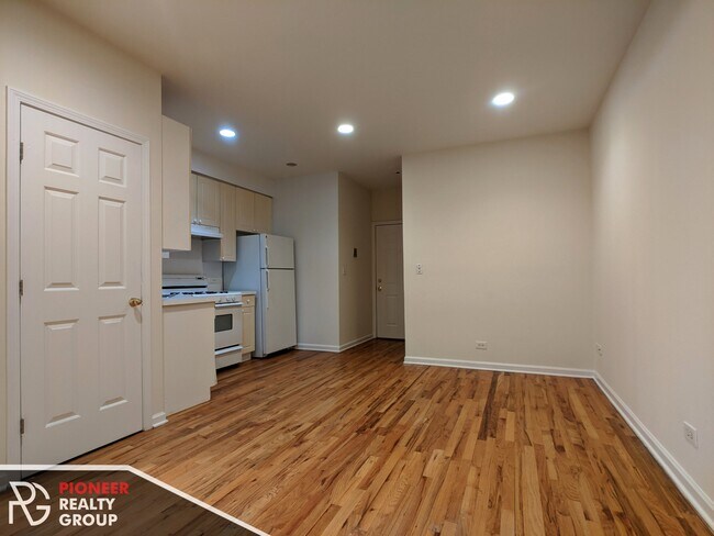 Building Photo - 912 W Dakin St