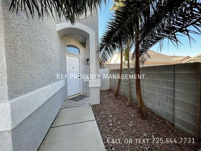 Building Photo - 5 BEDROOM 2.5 BATH HOME W/ SPARKLING POOL!
