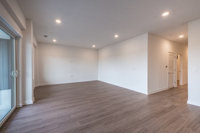 Building Photo - South Austin 2BR Condo with Balcony & Luxury Amenities