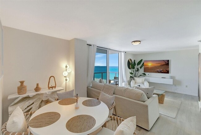 Foto del edificio - 2457 Collins Ave