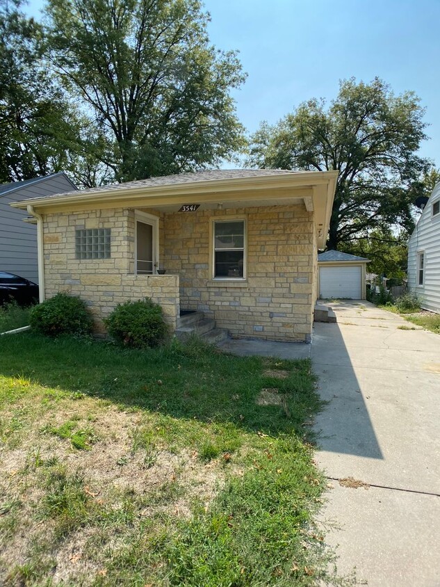 Primary Photo - June 6th Move In- 2/1 House in Central Lin...