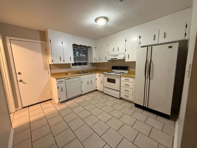 Building Photo - Northeast Pensacola - Harbour Square - 2 bedroom, 1 bathroom