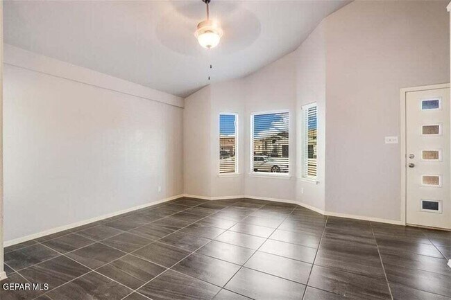 Foto del edificio - 4821 Adrian Campos St