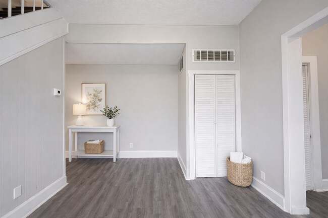 Building Photo - 17 S Tuxedo St