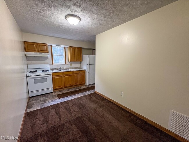 Building Photo - 540 College