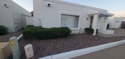 Building Photo - 726 E Villa Rita Dr