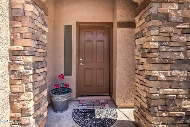 Building Photo - 544 E Rainbow Dr