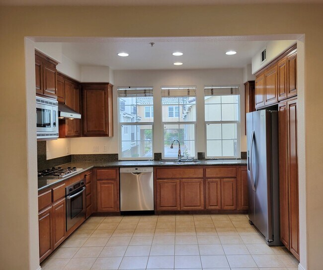 Foto del edificio - Large Condo in Cupertino City Center– Less...