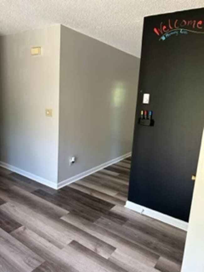 Building Photo - 3 Bedroom 2 Bathroom home available in Haw...