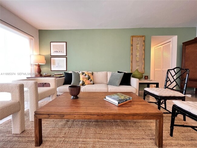 Foto del edificio - 555 Crandon Blvd