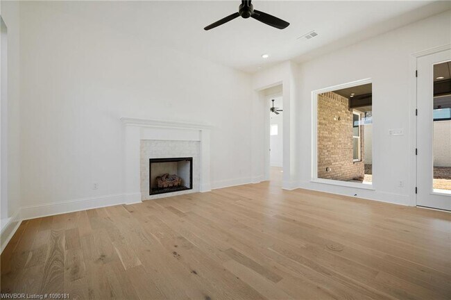 Foto del edificio - 7627 Woodbine Ln