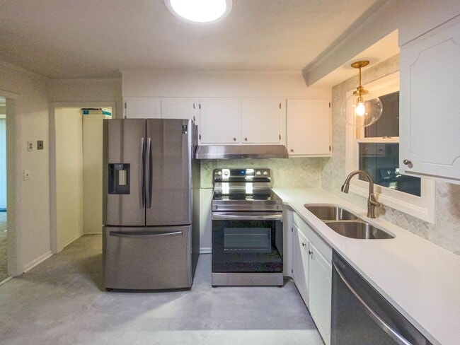 Photo - 3 bed, 2 bath in Chapel Hill with carport ... House