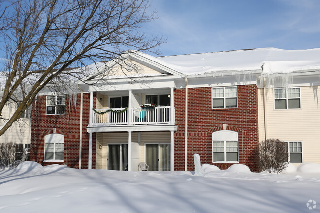 frente del edificio, detrás de nieve - Legacy at Willow Pond